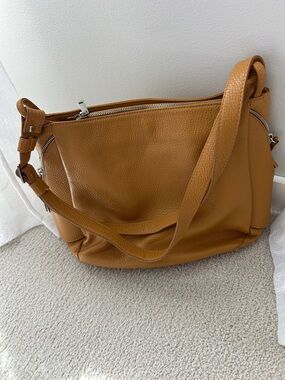 Viola Castellani Everyday Pebbled Leather Shoulder Bag in Tan